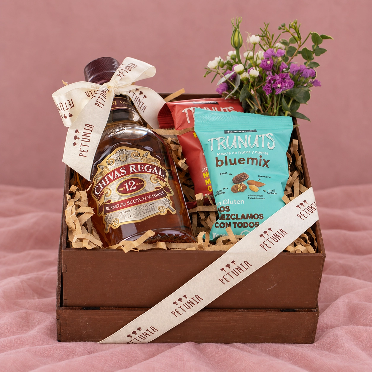 Canasta floral con whisky y flores